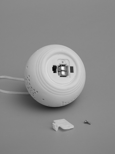 Ёлочный шар «Звёздочки», 6.9×6.9×5.9 см, 1 LED, керамика, от батареек LR44×2, свечение тёплое белое