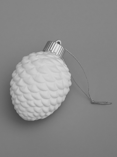 Ёлочный шар «Шишка», 6.5×6.5×8 см, 1 LED, керамика, от батареек LR44×3, свечение тёплое белое