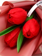 Подарочный букет из трех красных тюльпанов - Фото 3