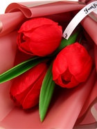 Подарочный букет из трех красных тюльпанов - Фото 6