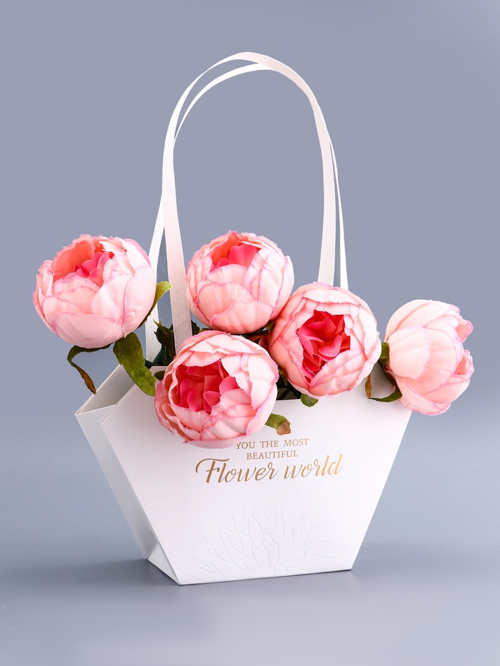 Сумка для цветов тиснение белая, «Самой прекрасной», влагостойкая, 23×15×9 см - Фото 1