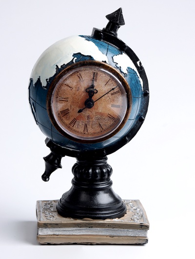 Часы настольные интерьерные «Глобус», на батарейках, 11×7.8×13 см, d=8 см