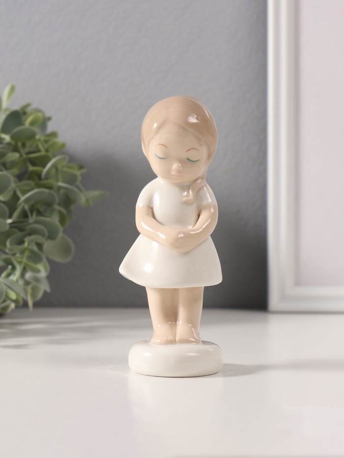 Фигурка керамика «Малышка скромница в белом платьице», 4×5×12 см