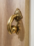 Дверной молоток "Рука с шаром" 10х16х7 см - фото 33409660