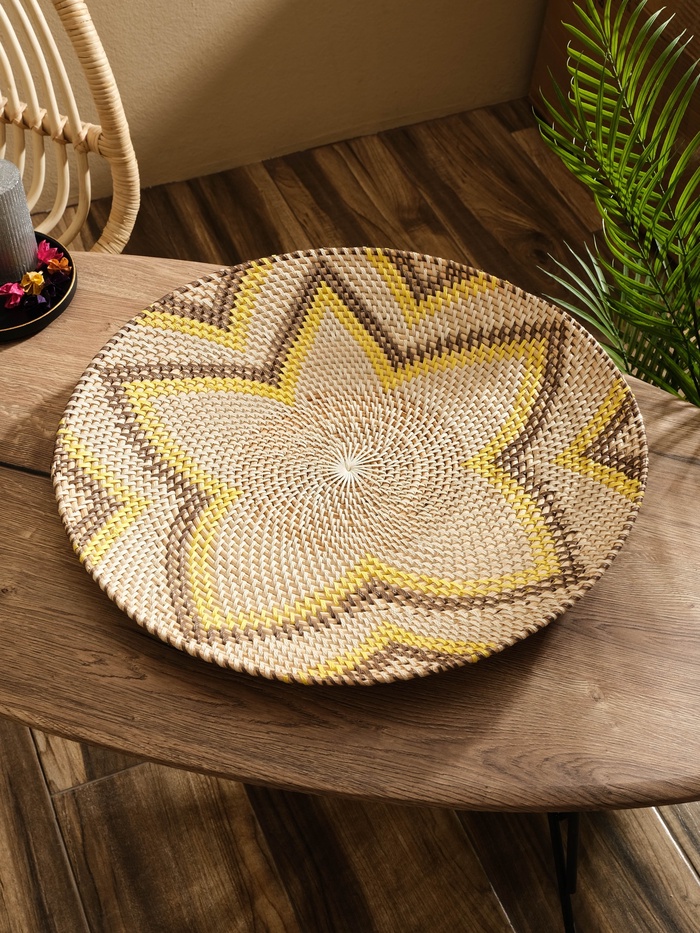 Тарелка декоративная плетёная «Цветок», 50×50×5 см, ротанг, чёрно-жёлтая - Фото 1