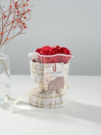 Букет из мыльных лепестков для ванны «Три розы с открыткой в коробке», подарочный, красный, 10.6×10.6×17 см