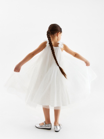Платье нарядное для девочки MINAKU: PartyDress на бретельках, белое, рост 128-134 см