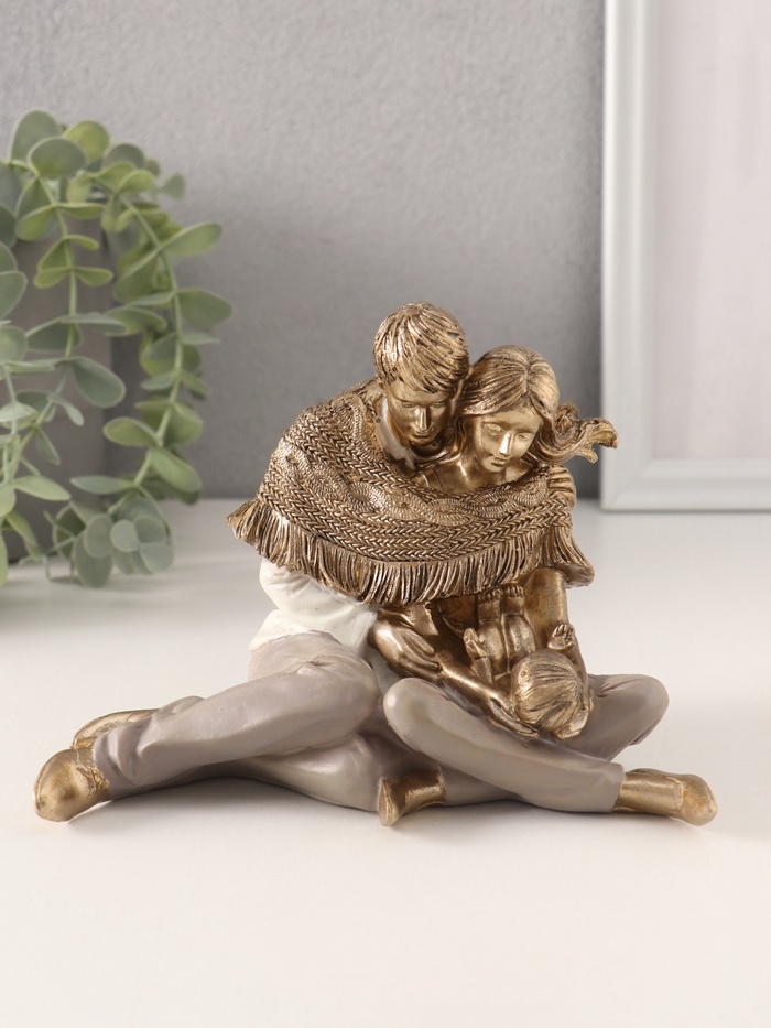 Фигурка полистоун «Молодые родители с малышом, в пледе», 15.5×10.5×11.5 см