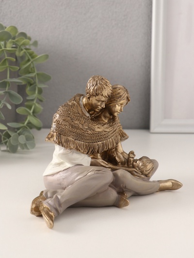 Фигурка полистоун «Молодые родители с малышом, в пледе», 15.5×10.5×11.5 см