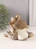 Фигурка полистоун «Молодые родители с малышом, в пледе», 15.5×10.5×11.5 см - фото 33995042