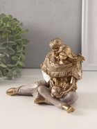 Фигурка полистоун «Молодые родители с малышом, в пледе», 15.5×10.5×11.5 см - фото 33995043