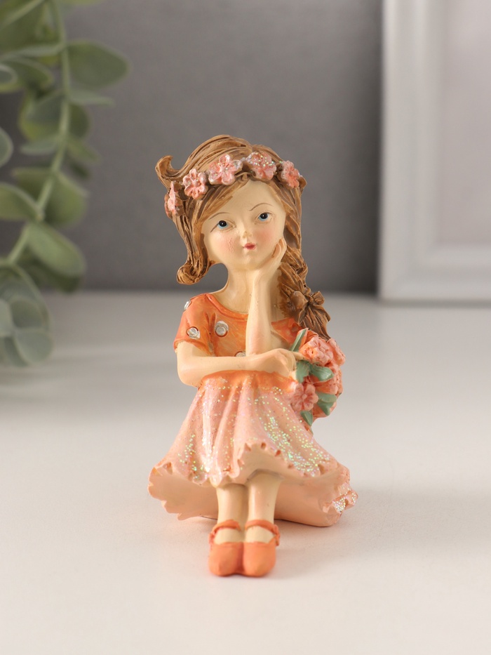 Фигурка полистоун «Девочка с пышной косой, с букетиком», персиковый, 7×4.5×8.5 см - Фото 1