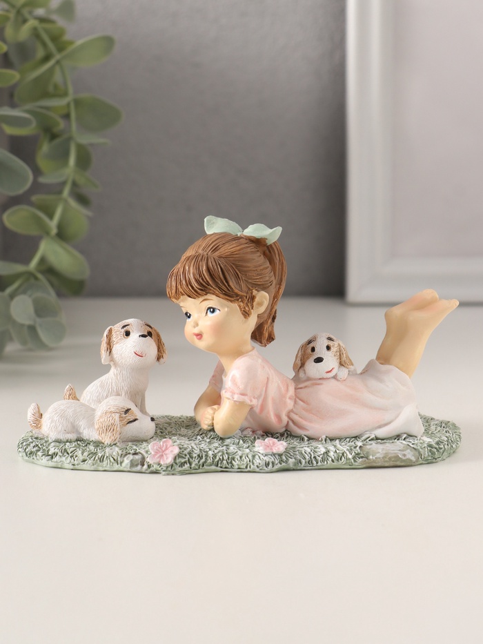 Фигурка полистоун «Малышка в розовом платье на лужайке с щенятами», 13×6×7 см