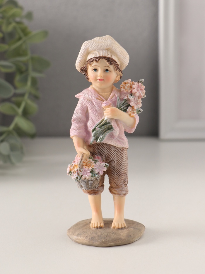 Фигурка полистоун «Мальчишка с корзиной цветов и букетом», коричнево-сиреневый, 5.5×4×12 см - Фото 1
