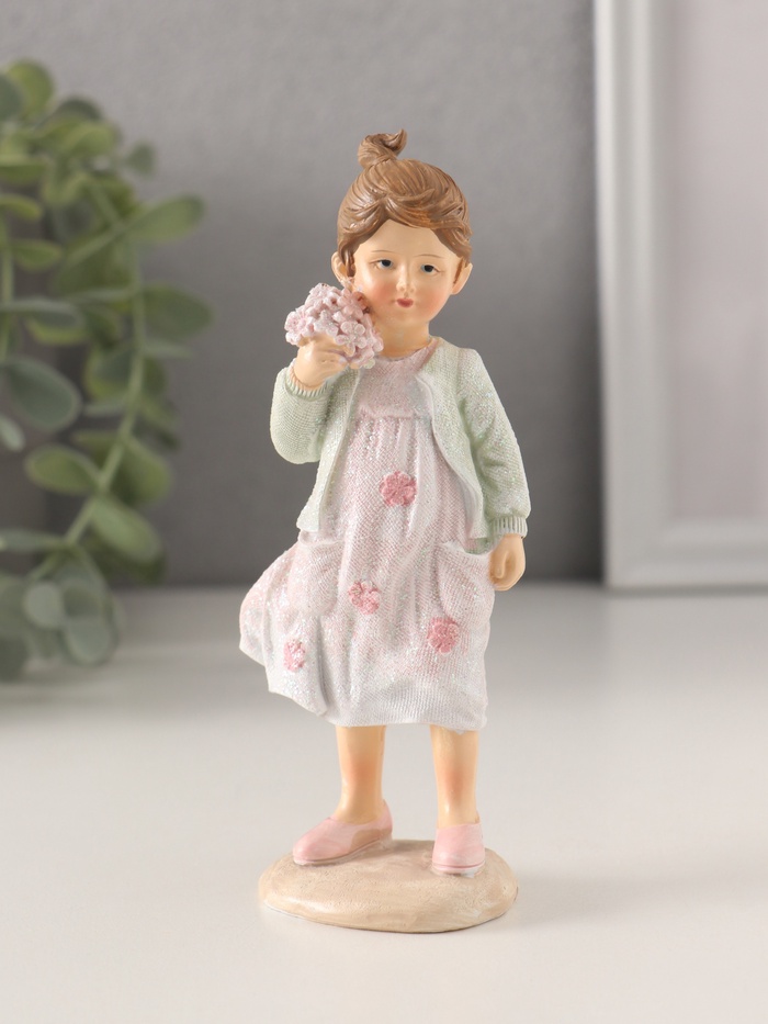 Фигурка полистоун «Малышка в розовом платье и зелёной кофточке, с букетиком», 5×4×12.5 см