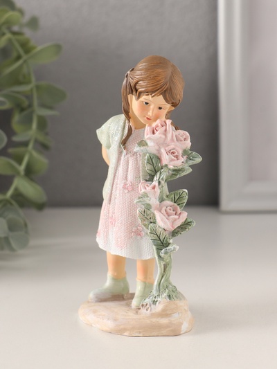 Фигурка полистоун «Малышка у куста с розами», розово-зелёный, 6×5.5×12 см