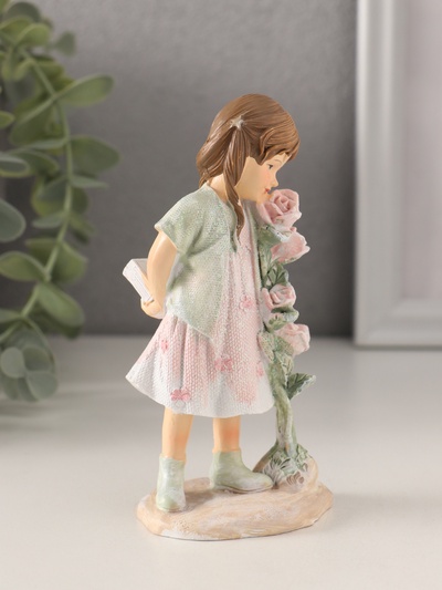Фигурка полистоун «Малышка у куста с розами», розово-зелёный, 6×5.5×12 см