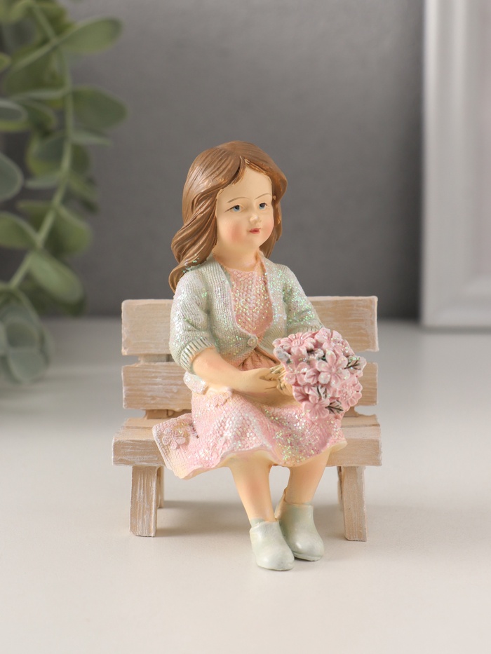 Фигурка полистоун «Девочка с букетом, на скамеечке», розово-зелёный, 6.5×5.5×9 см - Фото 1