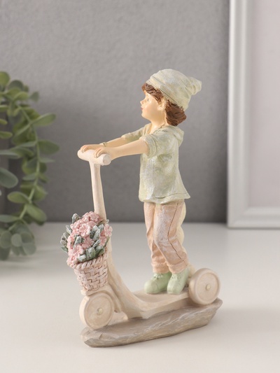 Фигурка полистоун «Мальчишка на самокате, с кроликом и корзиной цветов», 11.5×4.5×16.5 см