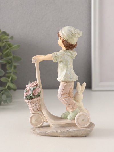 Фигурка полистоун «Мальчишка на самокате, с кроликом и корзиной цветов», 11.5×4.5×16.5 см