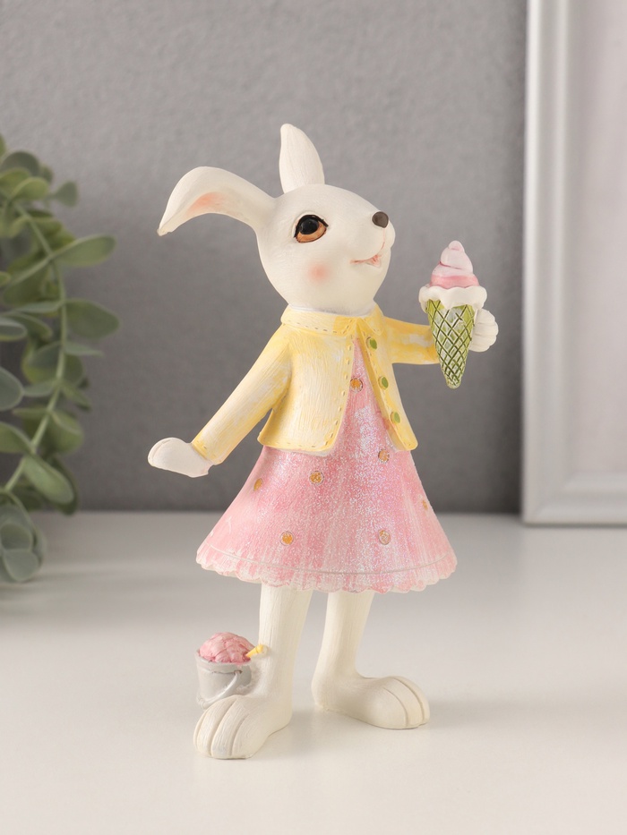 Фигурка полистоун «Зайка в платьице, с рожком мороженого», 9×7×16 см