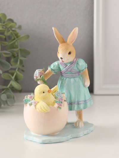 Фигурка полистоун «Зайка в голубом платье и цыплёнок в яйце с незабудками», 10×6.5×13.5 см