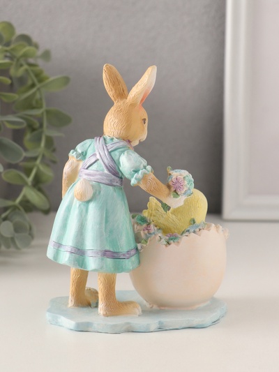 Фигурка полистоун «Зайка в голубом платье и цыплёнок в яйце с незабудками», 10×6.5×13.5 см