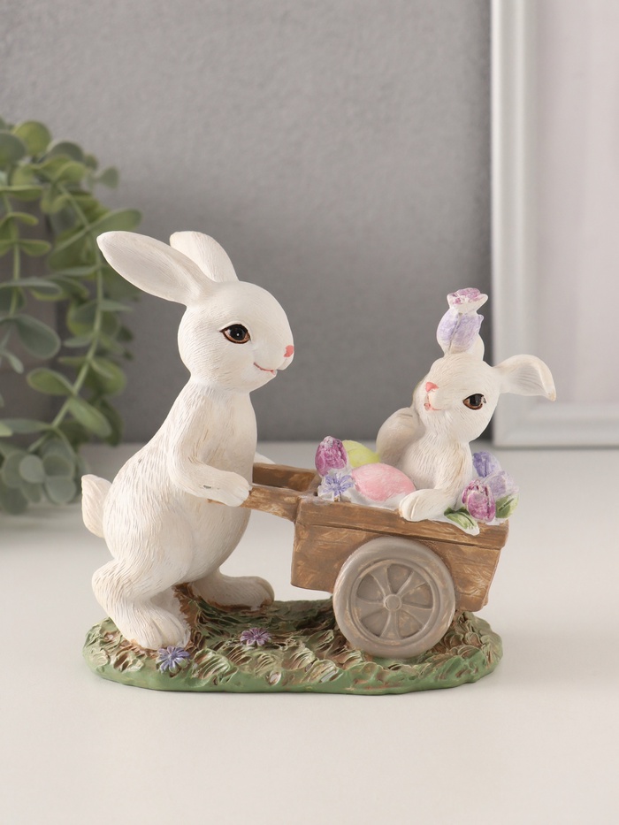 Фигурка полистоун «Кролик везет крольчонка в тележке с незабудками», 13.5×6.5×12 см