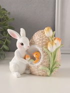 Фигурка полистоун «Кролик с цыплёнком в плетённом яйце с тюльпанами», 12×9×11 см - Фото 1