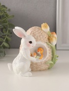Фигурка полистоун «Кролик с цыплёнком в плетённом яйце с тюльпанами», 12×9×11 см - Фото 2