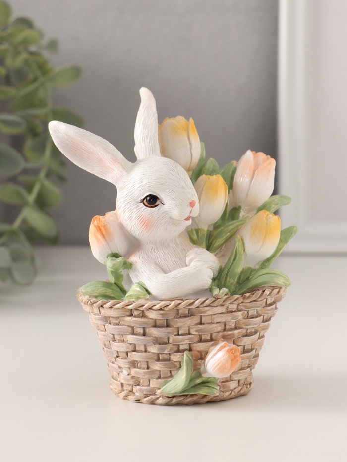 Фигурка полистоун «Белая зайка в плетёной корзине с тюльпанами», 9.5×5.5×11.5 см