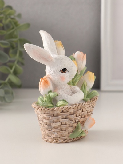 Фигурка полистоун «Белая зайка в плетёной корзине с тюльпанами», 9.5×5.5×11.5 см