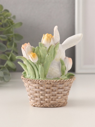 Фигурка полистоун «Белая зайка в плетёной корзине с тюльпанами», 9.5×5.5×11.5 см