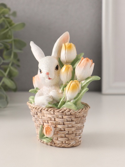 Фигурка полистоун «Белая зайка в плетёной корзине с тюльпанами», 9.5×5.5×11.5 см
