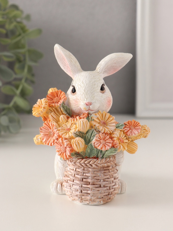 Фигурка полистоун «Белый кролик с цветами в плетёной корзине», 9×8.5×11.5 см