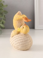 Фигурка полистоун «Цыплёнок на яйце: йога», 7.5×5.5×11 см - Фото 2