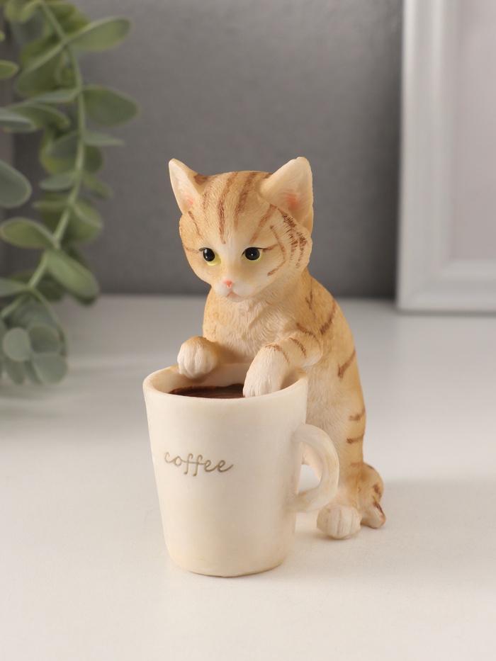 Фигурка полистоун «Рыжий котёнок с чашкой кофе», 8.5×5.5×10 см - Фото 1