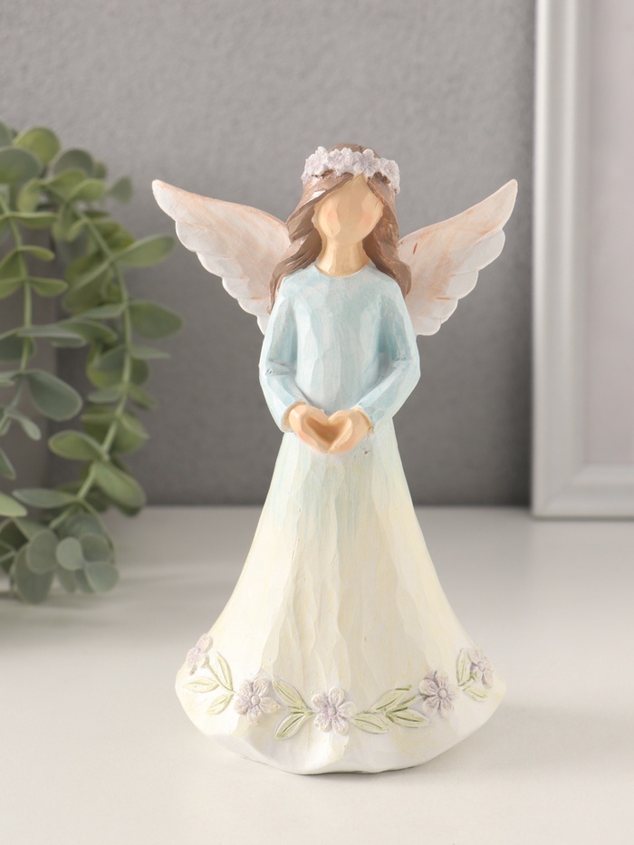 Фигурка полистоун «Девушка-ангел в нежно-голубом платье, руки-сердце», 9.5×6.5×16 см - Фото 1