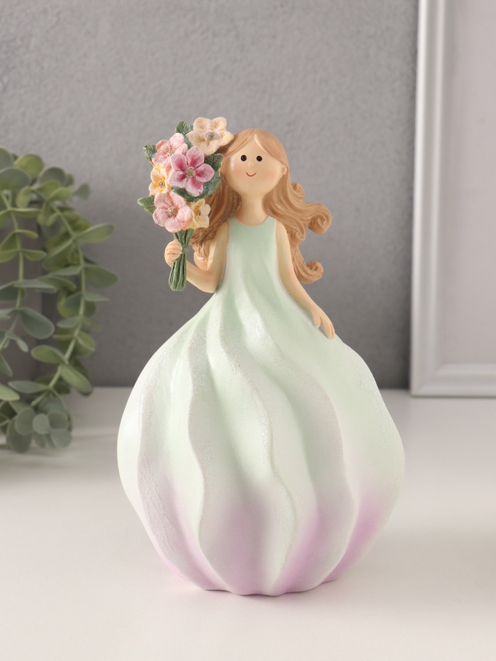 Фигурка полистоун «Девочка-зефирка с букетом», зелёно-фиолетовый, 11.5×10.5×18.5 см - Фото 1