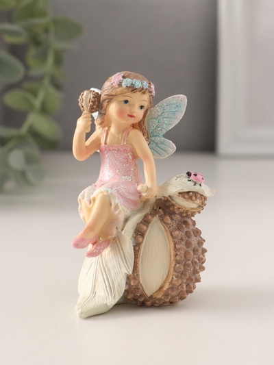 Фигурка полистоун «Девочка-фея в розовом платье на фрукте с божьей коровкой», 6.5×5×9 см