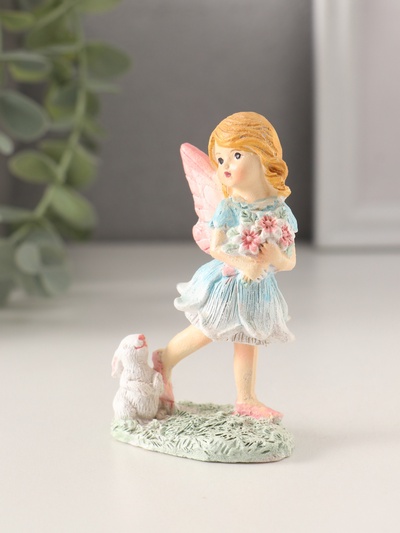 Фигурка полистоун «Девочка-фея с кроликом, охапкой цветов», 5.5×4×9 см