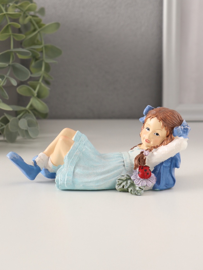 Фигурка полистоун «Малышка лежит на полянке, с рюкзаком», 14×6.5×7 см - Фото 1