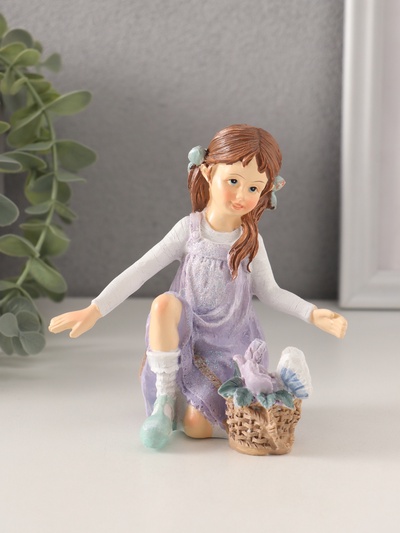 Фигурка полистоун «Девочка в сиреневом сарафане с корзинкой цветов», 11×6.5×12 см