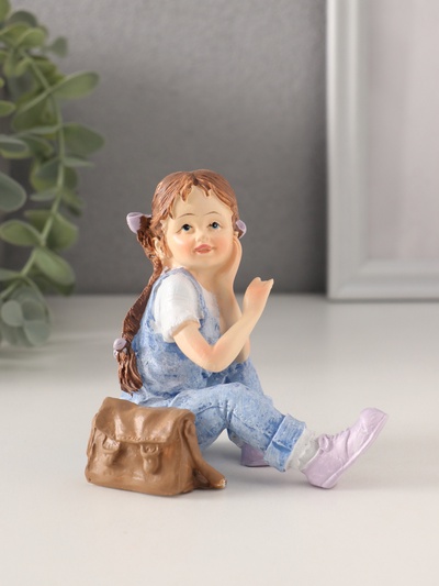 Фигурка полистоун «Малышка в джинсовом комбинезоне с сумкой-портфелем», 11×6.5×12 см