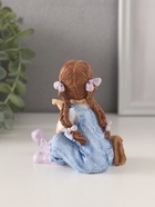 Фигурка полистоун «Малышка в джинсовом комбинезоне с сумкой-портфелем», 11×6.5×12 см - Фото 3