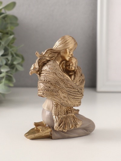 Фигурка полистоун «Мама с малышом, укутанные в шарф», 8.5×6.5×12 см