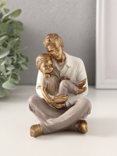 Фигурка полистоун «Папа держит сына на руках», 10×8×12 см