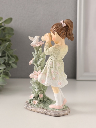 Фигурка полистоун «Малышка фотографирует птичку», зелёный, 10.5×6×15.5 см