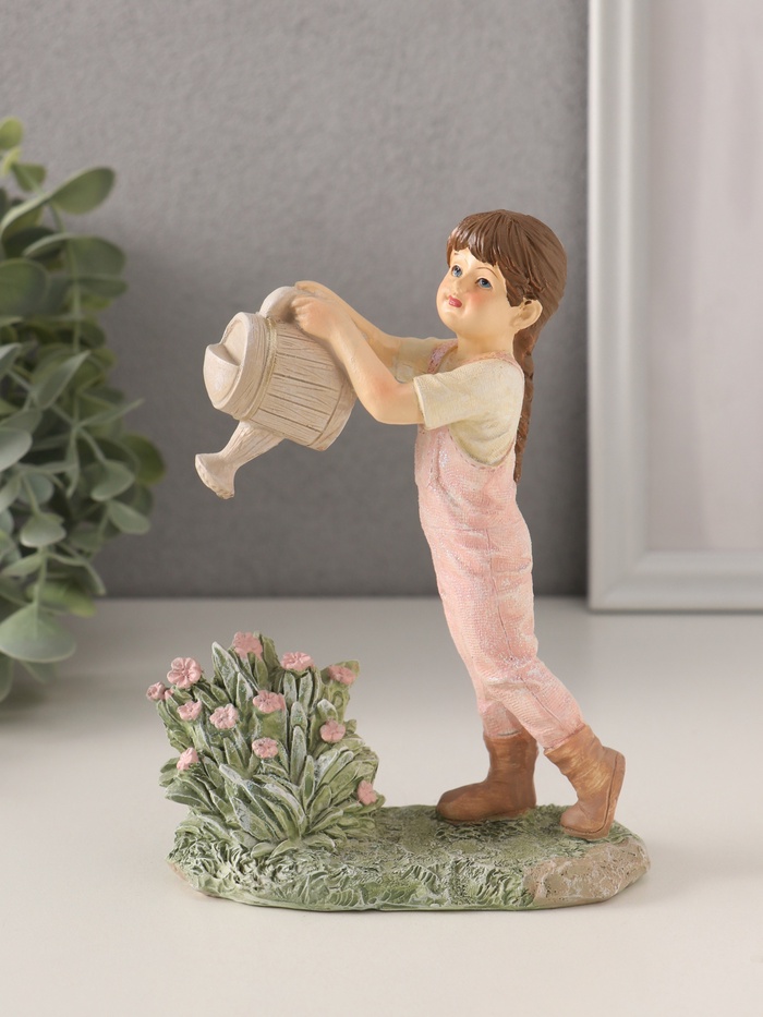 Фигурка полистоун «Малышка в комбинезоне, поливает из лейки цветы», 11.5×5×15 см