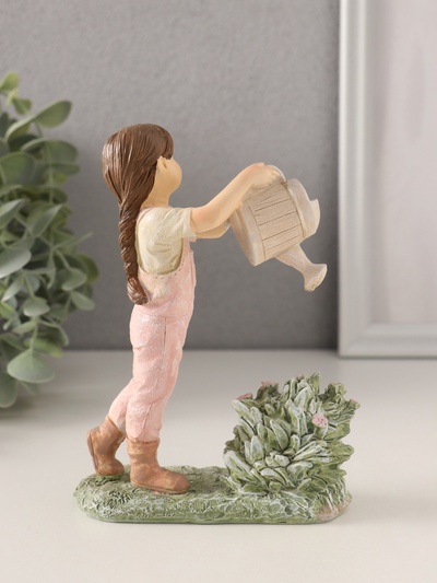 Фигурка полистоун «Малышка в комбинезоне, поливает из лейки цветы», 11.5×5×15 см